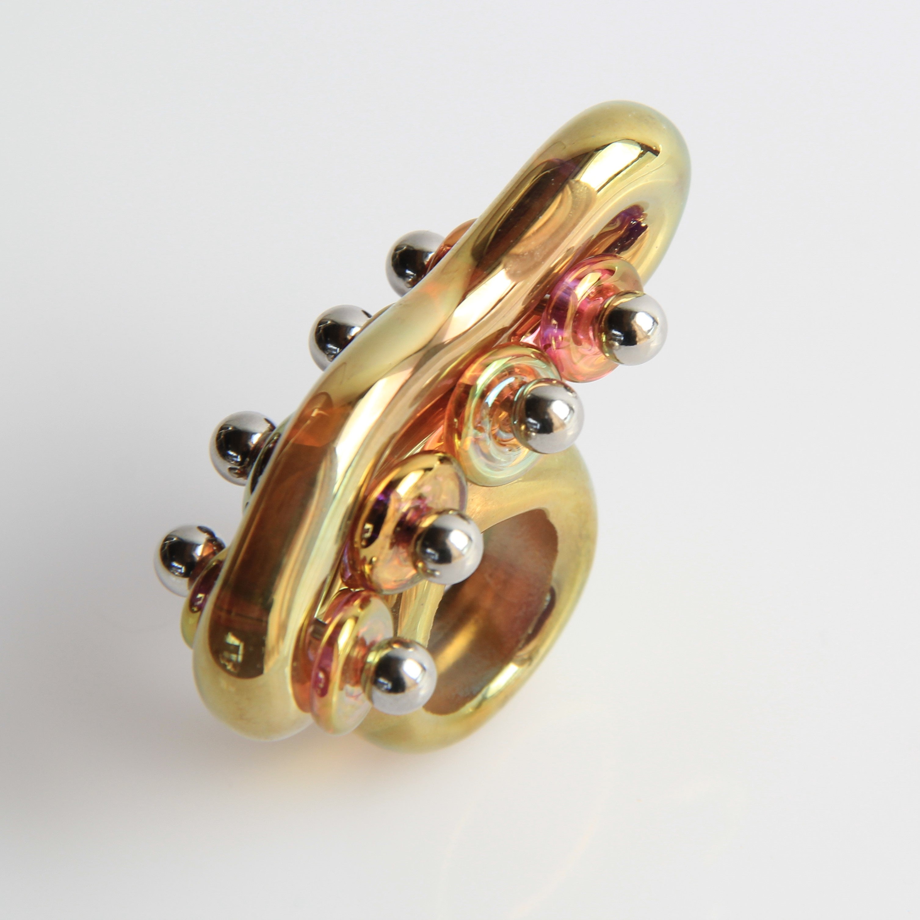 Anello - riflessi onirici e realtà intrecciate