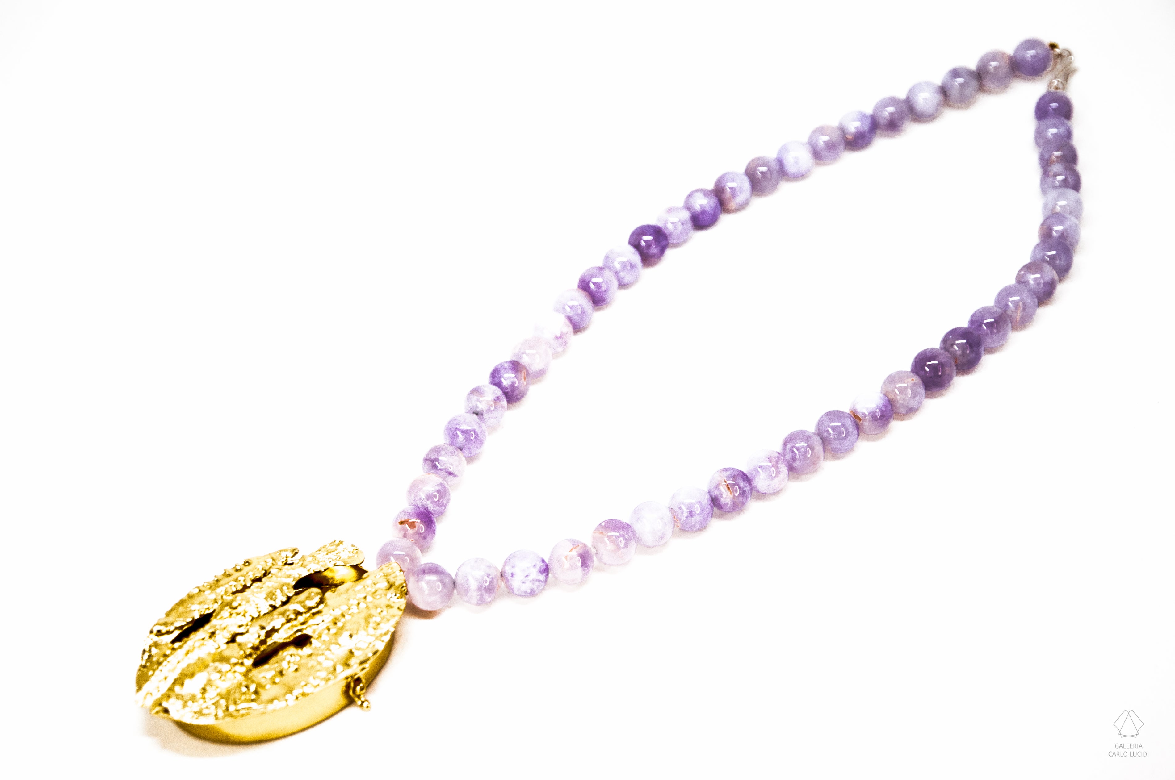 Collana con ametiste e ciondolo di foglie di lavanda Fusione a cera persa. Bronzo placcato d'oro e pietre d'ametista.