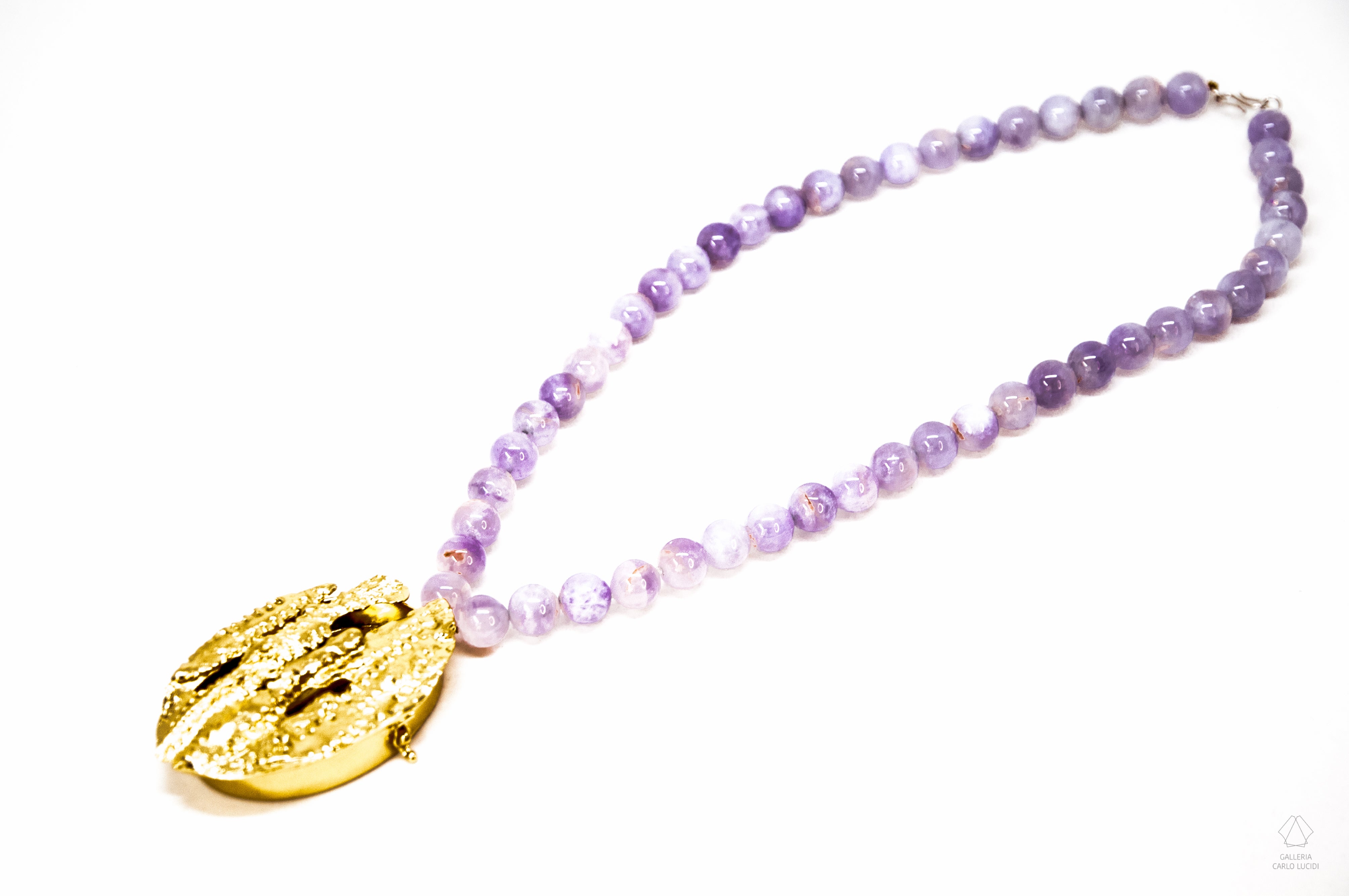 Collana con ametiste e ciondolo di foglie di lavanda Fusione a cera persa. Bronzo placcato d'oro e pietre d'ametista.