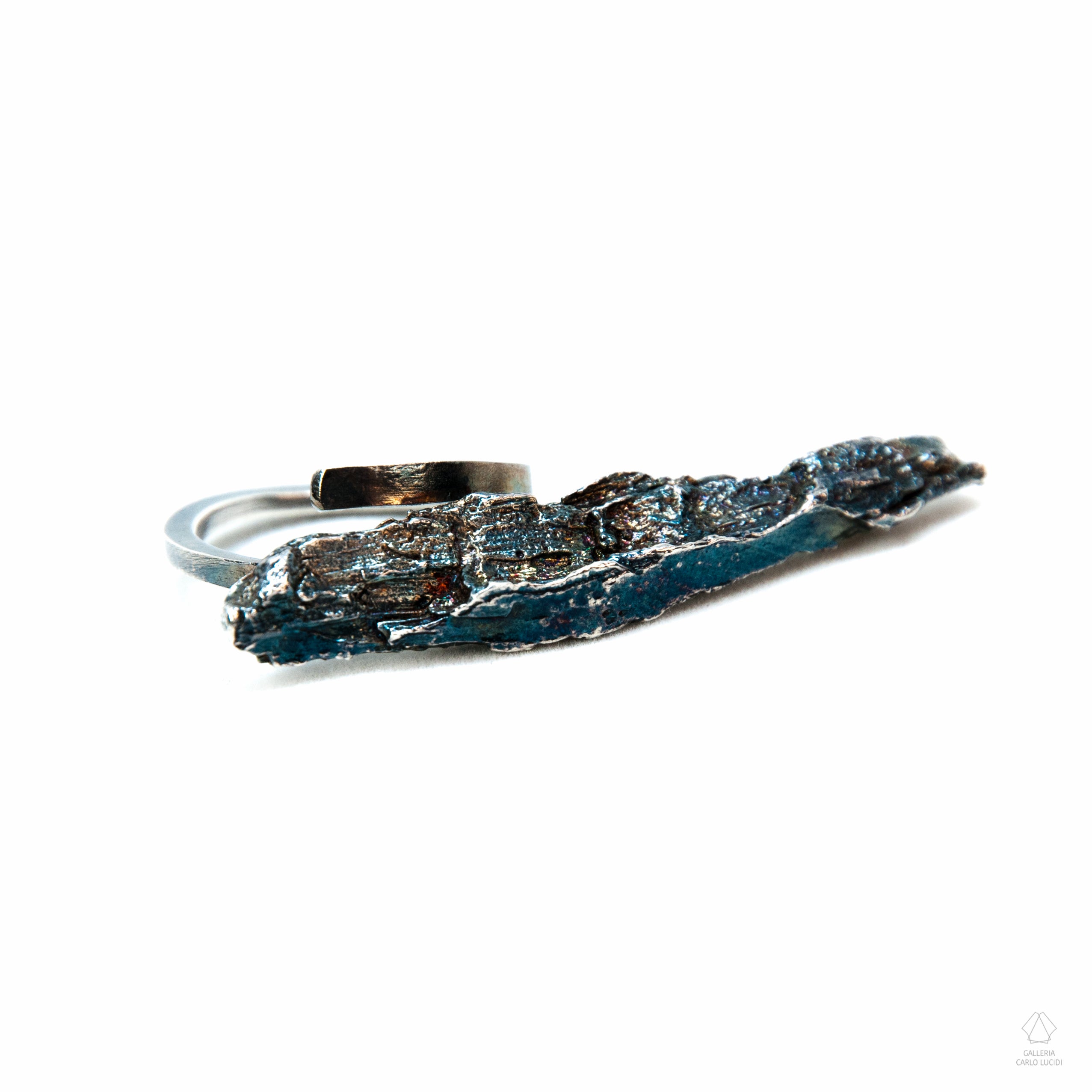 anello scultura in argento, scheggia di legno. Pezzo unico.