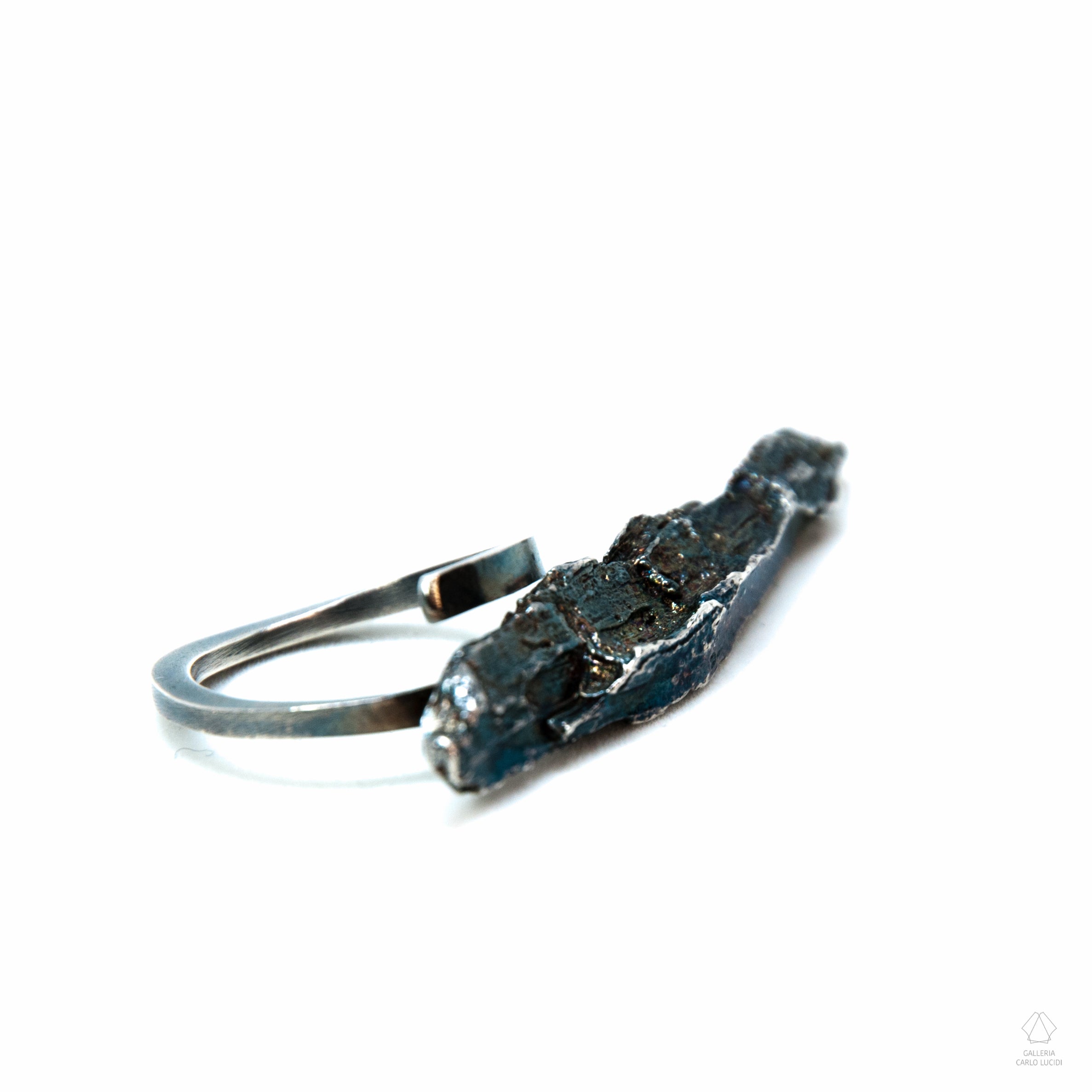 anello scultura in argento, scheggia di legno. Pezzo unico.