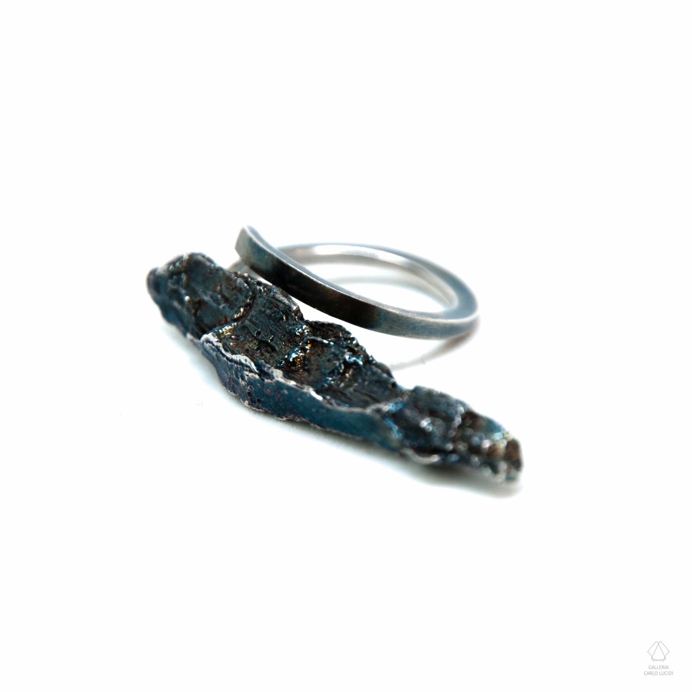 anello scultura in argento, scheggia di legno. Pezzo unico.