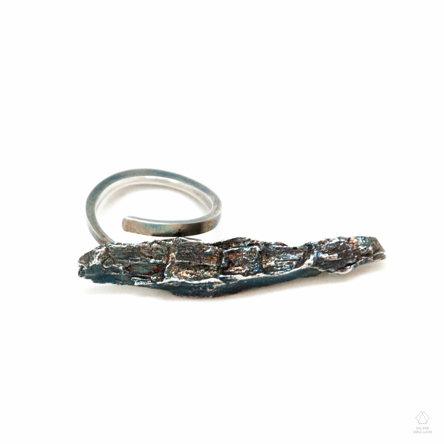 anello scultura in argento, scheggia di legno. Pezzo unico.