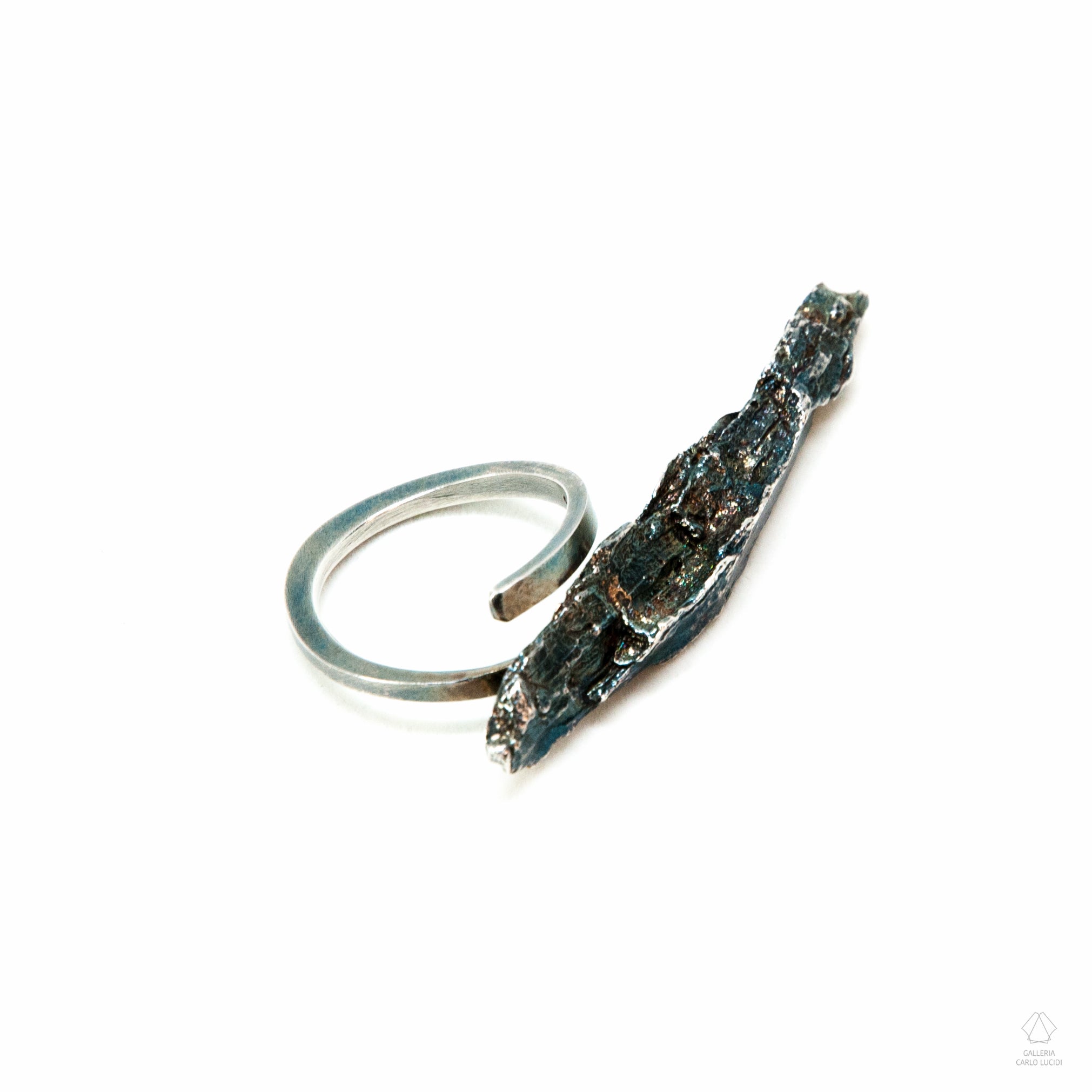 anello scultura in argento, scheggia di legno. Pezzo unico.