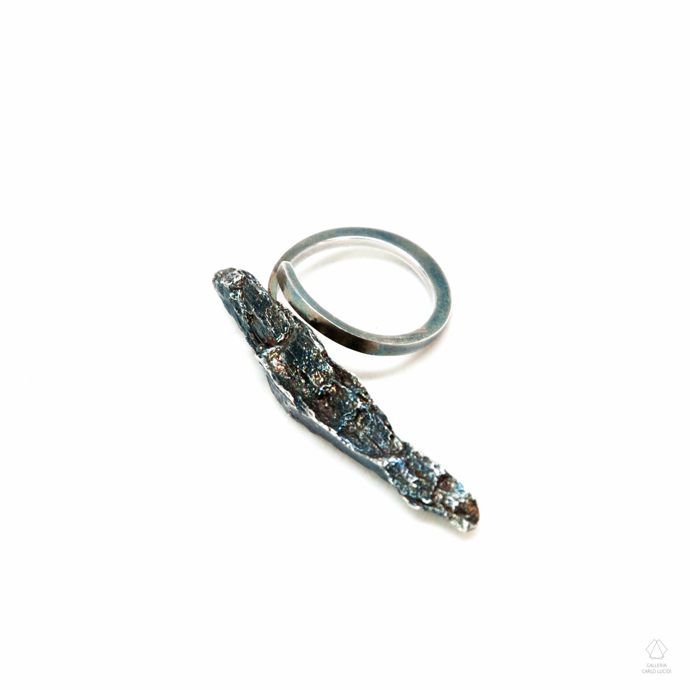 anello scultura in argento, scheggia di legno. Pezzo unico.