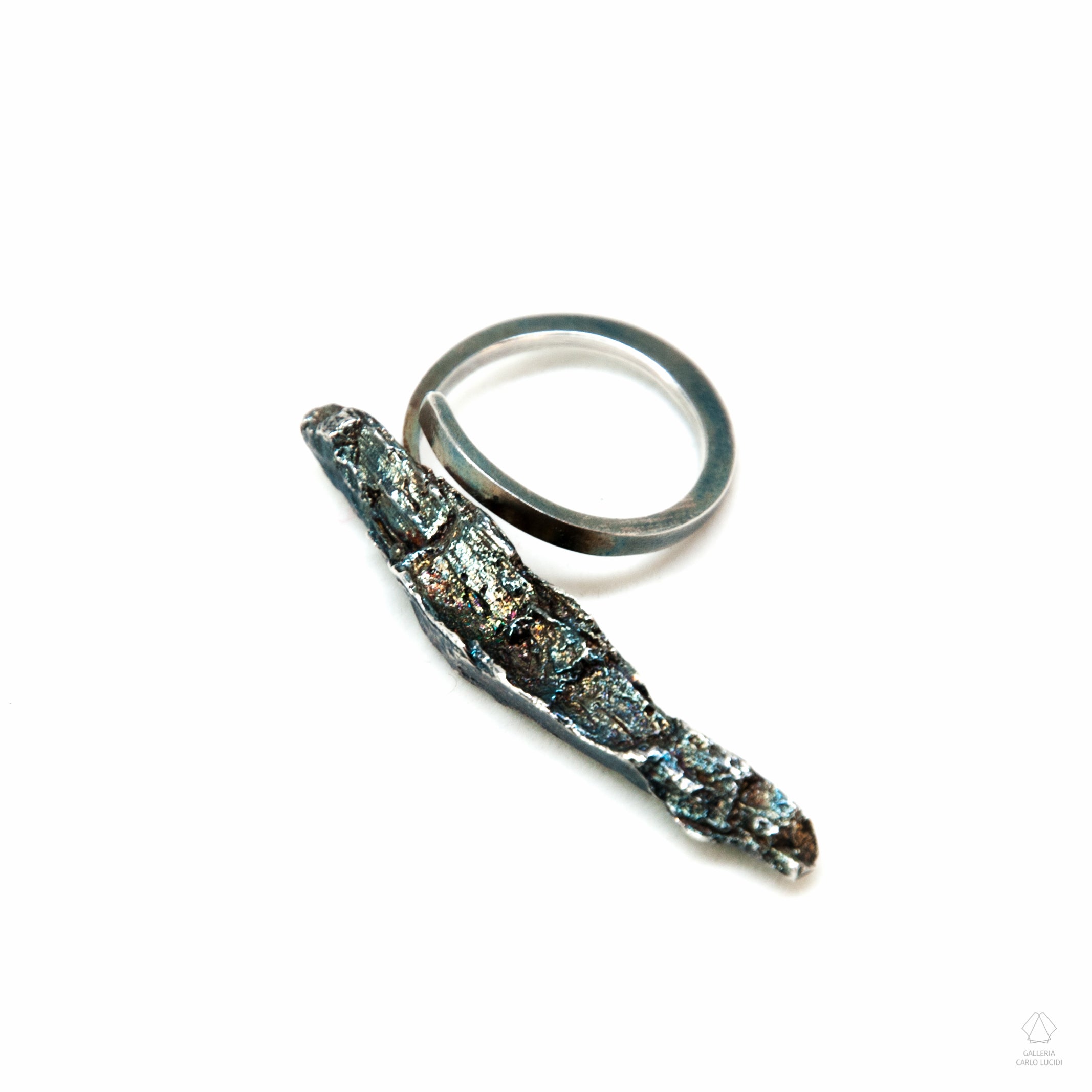 anello scultura in argento, scheggia di legno. Pezzo unico.