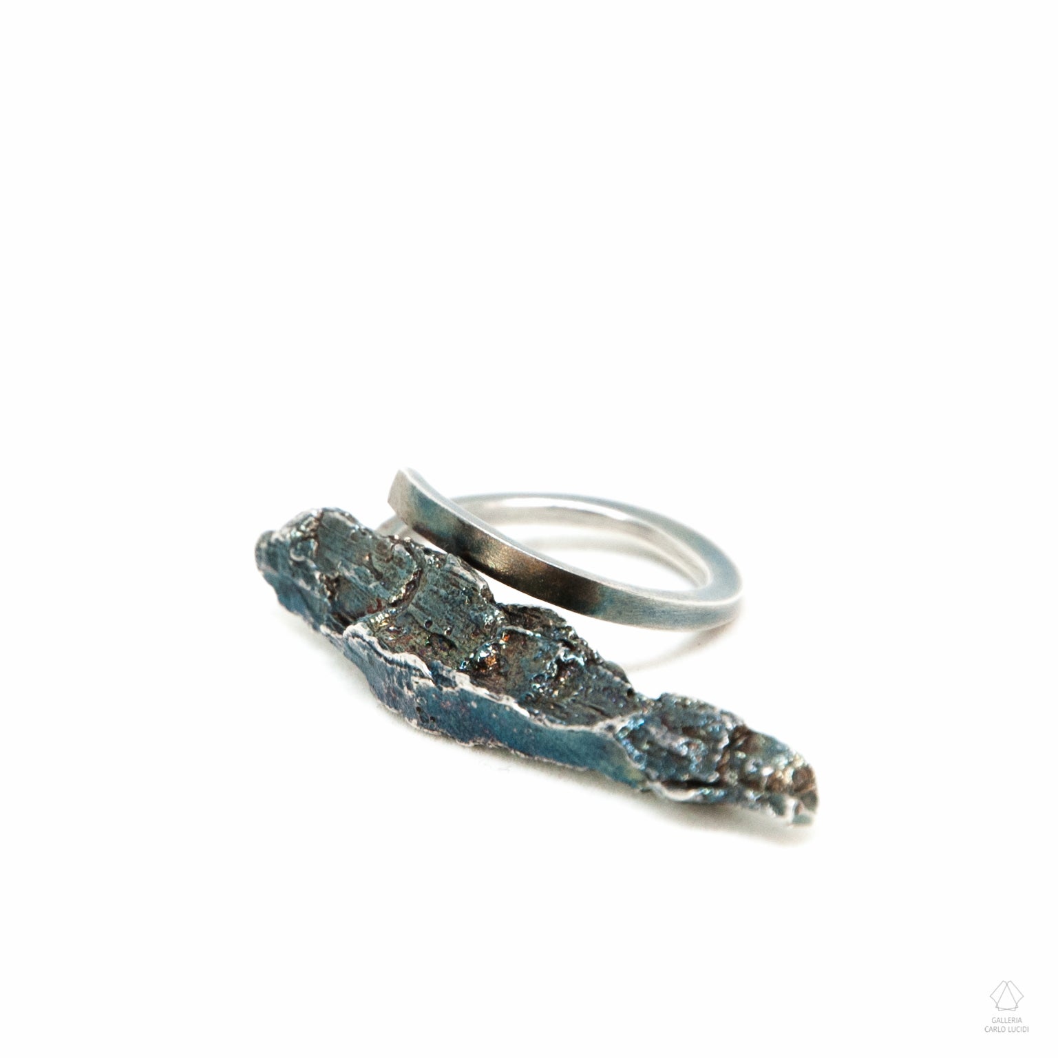 anello scultura in argento, scheggia di legno. Pezzo unico.