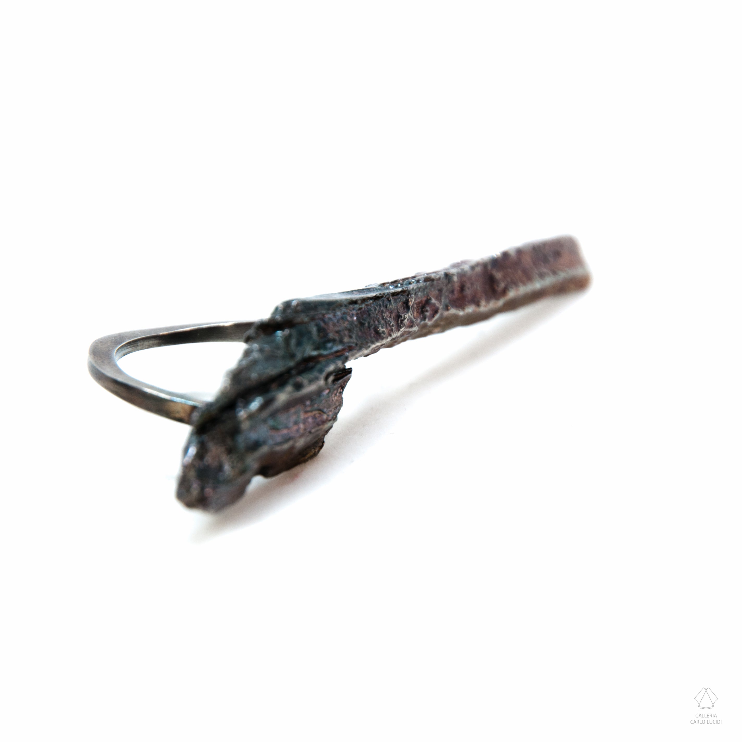 anello scultura in argento, scheggia di legno. Pezzo unico.