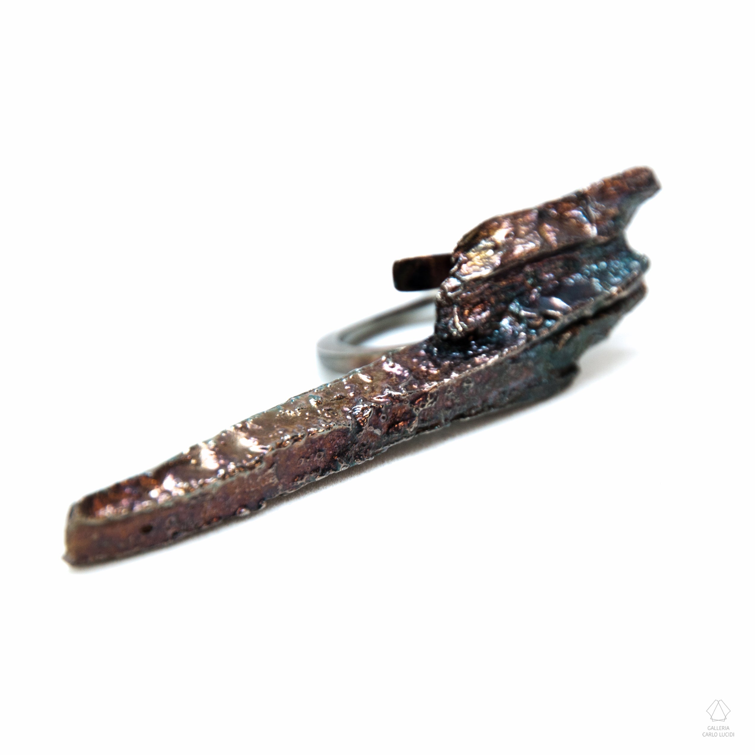 anello scultura in argento, scheggia di legno. Pezzo unico.